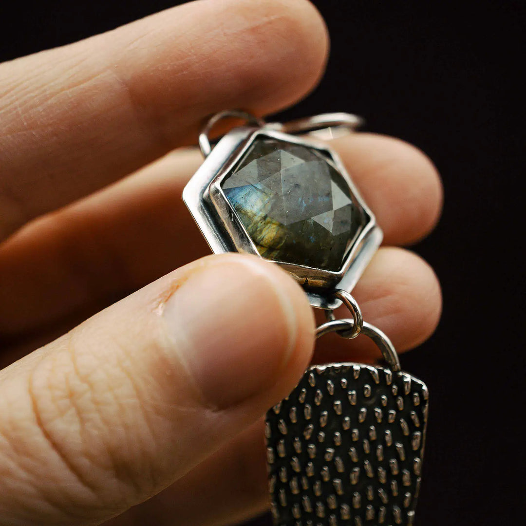 Detailansicht des Labradorits und der Silberstruktur an großen, langen Statement Ohrringen aus Silber 925.