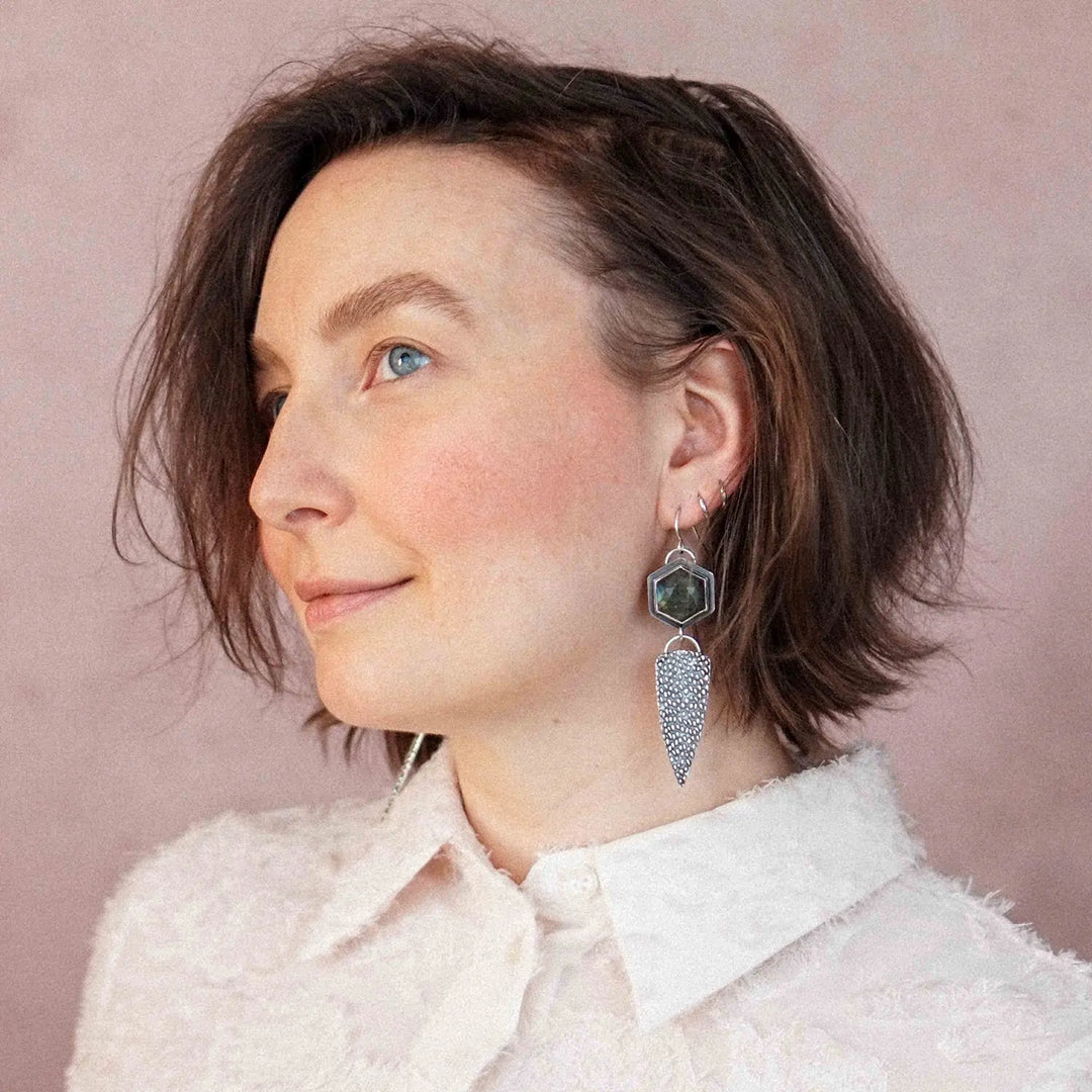 Getragene große, lange Statement Ohrringe aus Silber 925 mit Labradorit. Ausdrucksstarker, eleganter Look.