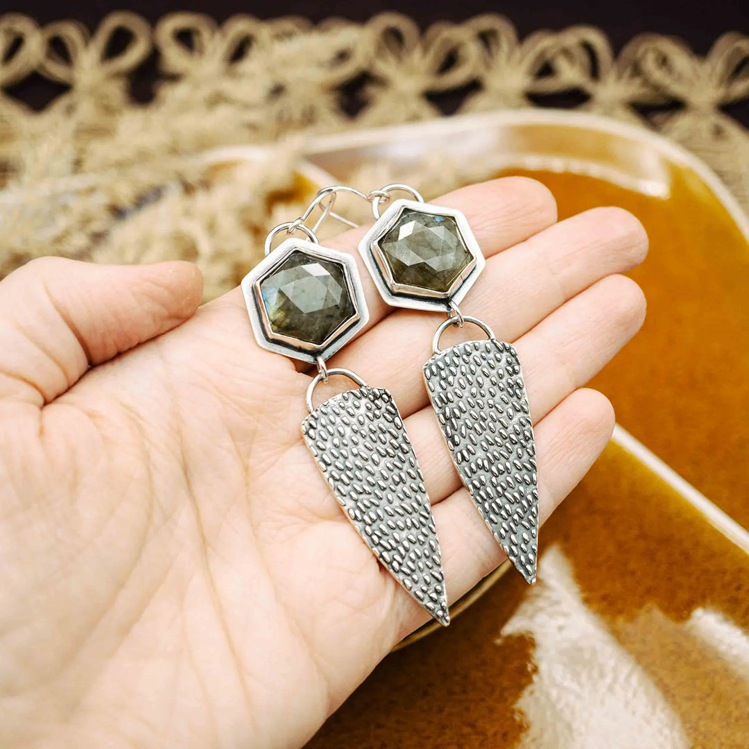 Statement Ohrringe aus Silber 925 mit Labradorit. Große, lange Ohrringe mit strukturierter Oberfläche und schimmerndem Stein.