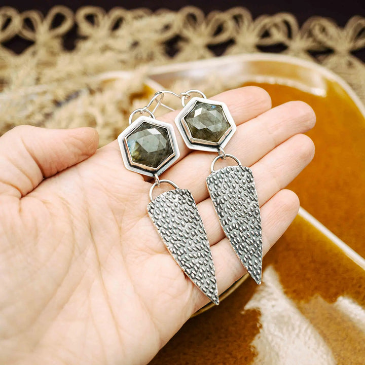 Statement Ohrringe aus Silber 925 mit Labradorit. Große, lange Ohrringe mit strukturierter Oberfläche und schimmerndem Stein.