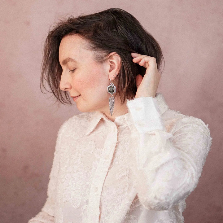 Getragene große, lange Statement Ohrringe aus Silber 925 mit Labradorit. Ausdrucksstarker, eleganter Look.