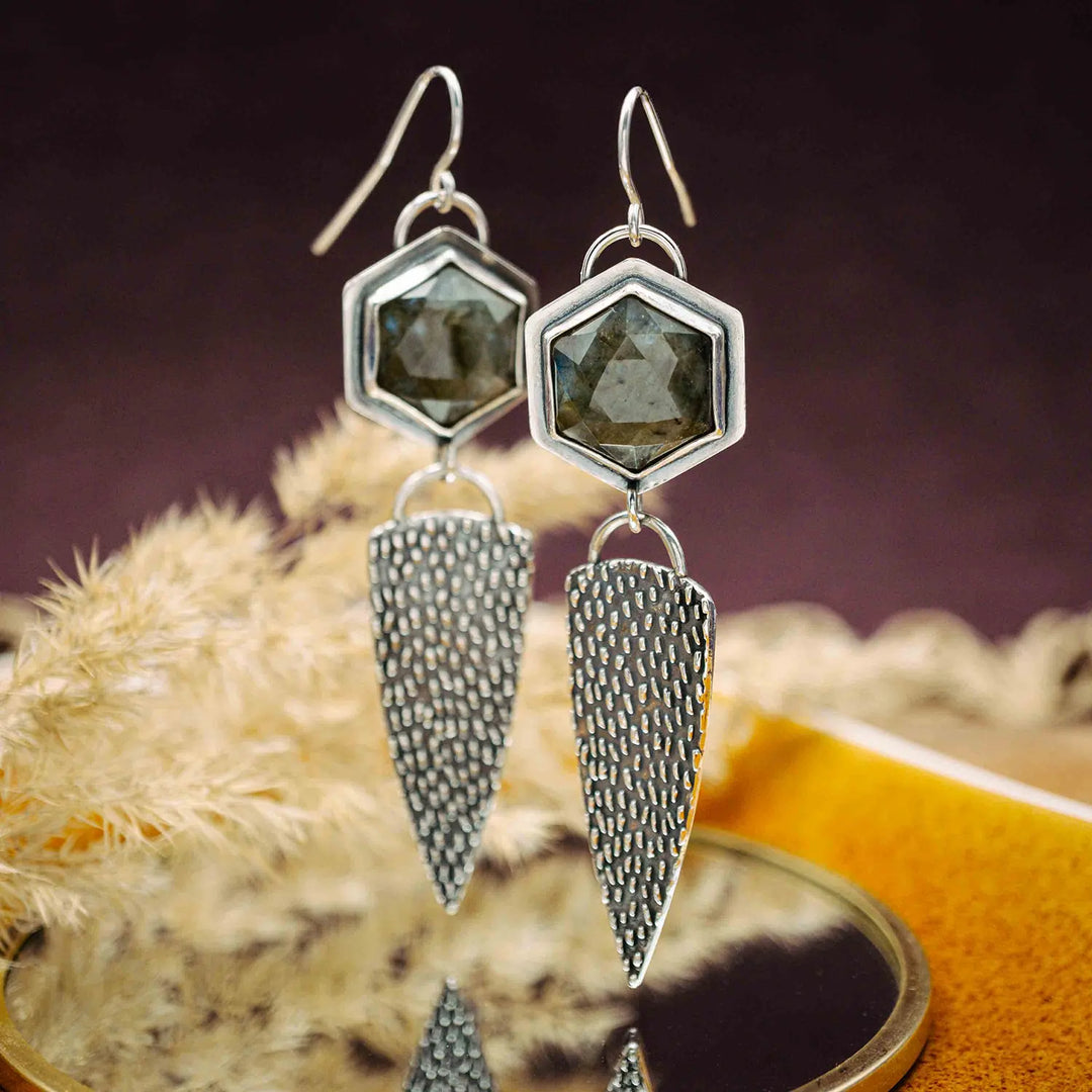 Statement Ohrringe aus Silber 925 mit Labradorit. Große, lange Ohrringe mit strukturierter Oberfläche und schimmerndem Stein.