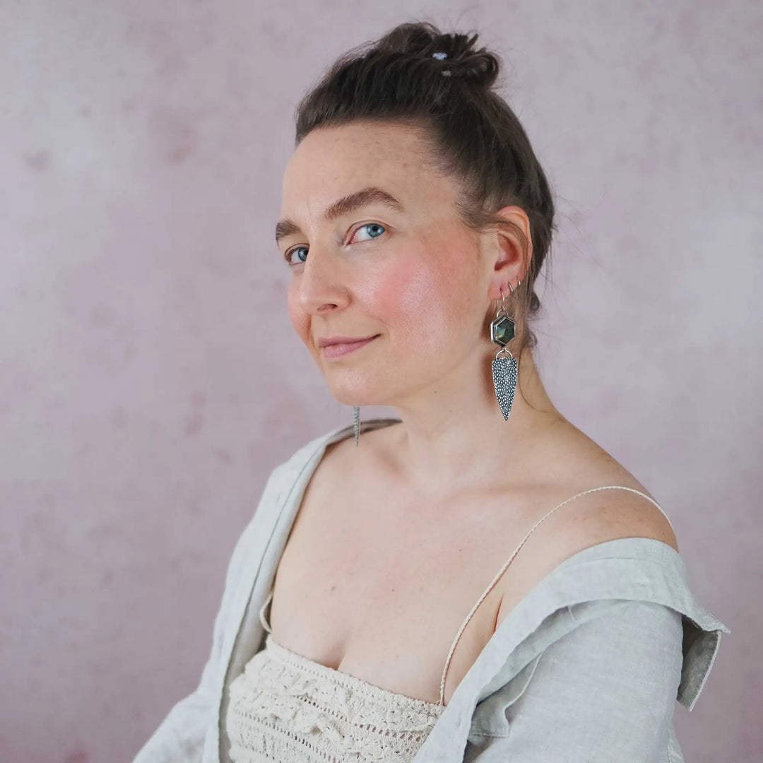 Getragene große, lange Statement Ohrringe aus Silber 925 mit Labradorit. Ausdrucksstarker, eleganter Look.