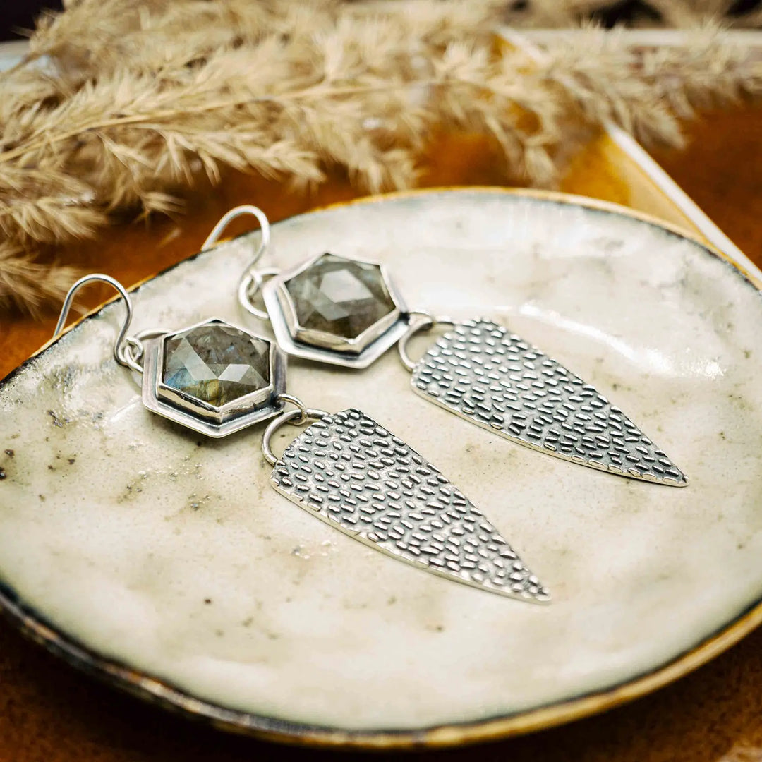 Seitenansicht großer, langer Statement Ohrringe aus Silber 925 mit Labradorit und strukturierter Oberfläche.