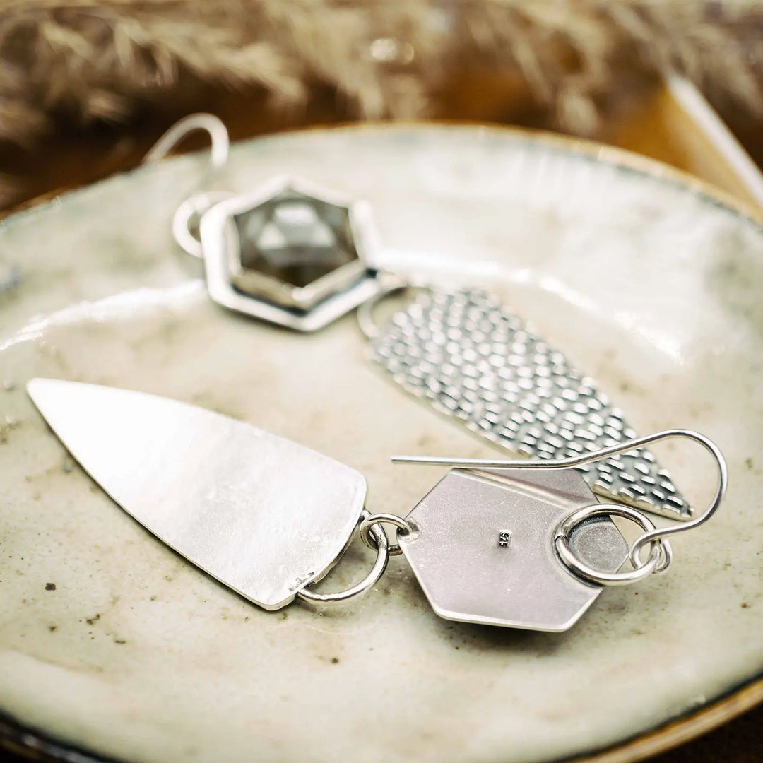 Lange Statement Ohrringe aus Silber 925 mit grauem Labradorit und einem Dreieck aus Silber mit Regen Textur.