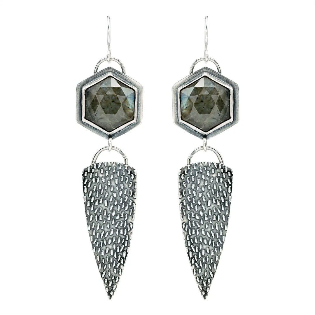 Statement Ohrringe aus Silber 925 mit Labradorit. Große, lange Ohrringe mit strukturierter Oberfläche und schimmerndem Stein.