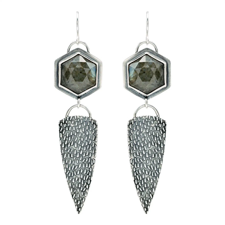 Statement Ohrringe aus Silber 925 mit Labradorit. Große, lange Ohrringe mit strukturierter Oberfläche und schimmerndem Stein.