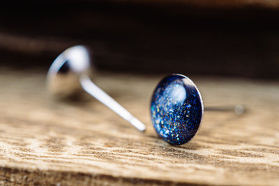 Mini Ohrstecker •Galaxie• in Saphirblau - Lules Piek