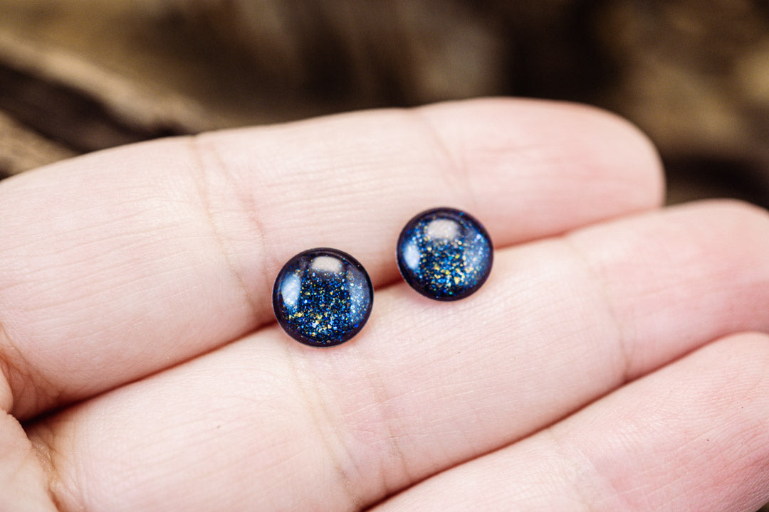 Mini Ohrstecker •Galaxie• in Saphirblau - Lules Piek