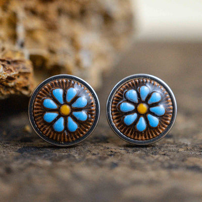Kleine blaue Gänseblümchen Ohrstecker im Keramik Look