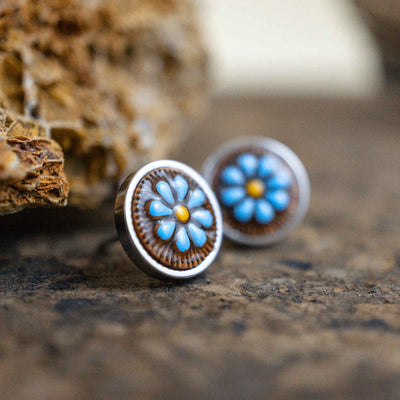 Kleine blaue Gänseblümchen Ohrstecker im Keramik Look