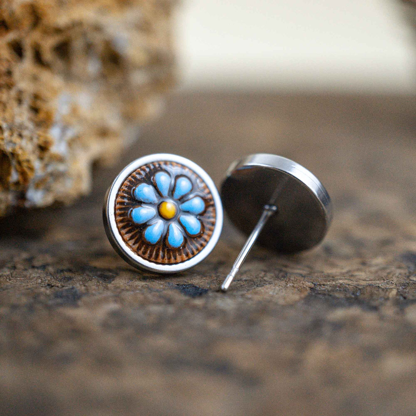 Kleine blaue Gänseblümchen Ohrstecker im Keramik Look