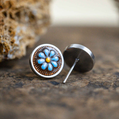 Kleine blaue Gänseblümchen Ohrstecker im Keramik Look