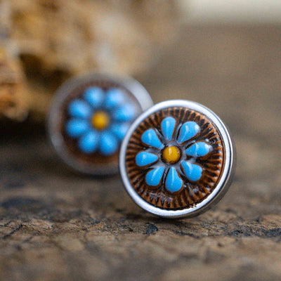 Kleine blaue Gänseblümchen Ohrstecker im Keramik Look