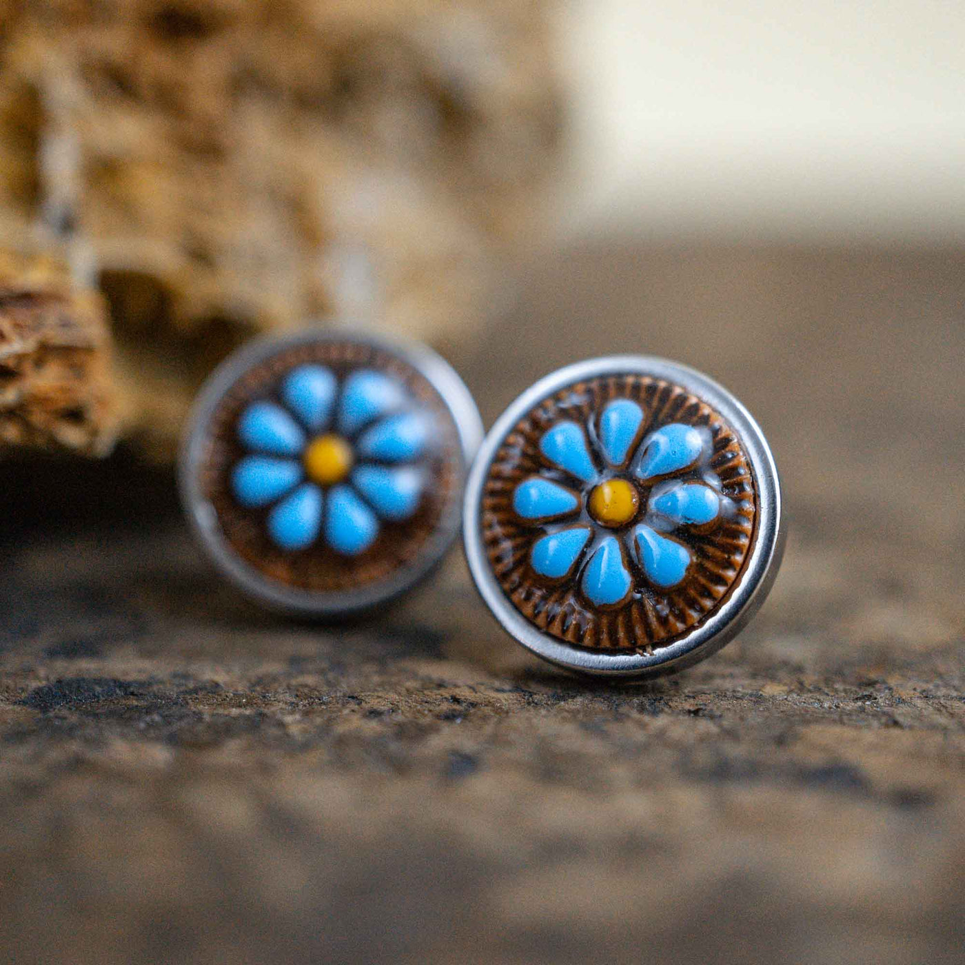 Kleine blaue Gänseblümchen Ohrstecker im Keramik Look