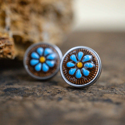 Kleine blaue Gänseblümchen Ohrstecker im Keramik Look