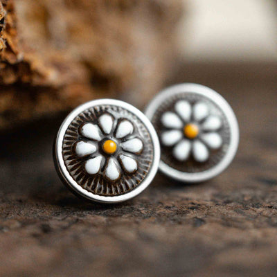 Kleine weiße Gänseblümchen Ohrstecker im Keramik Look