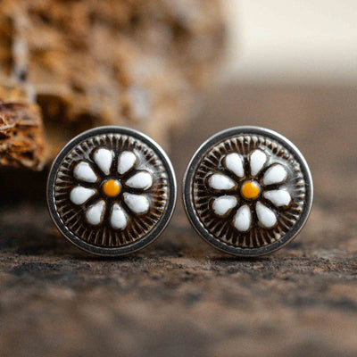 Kleine weiße Gänseblümchen Ohrstecker im Keramik Look