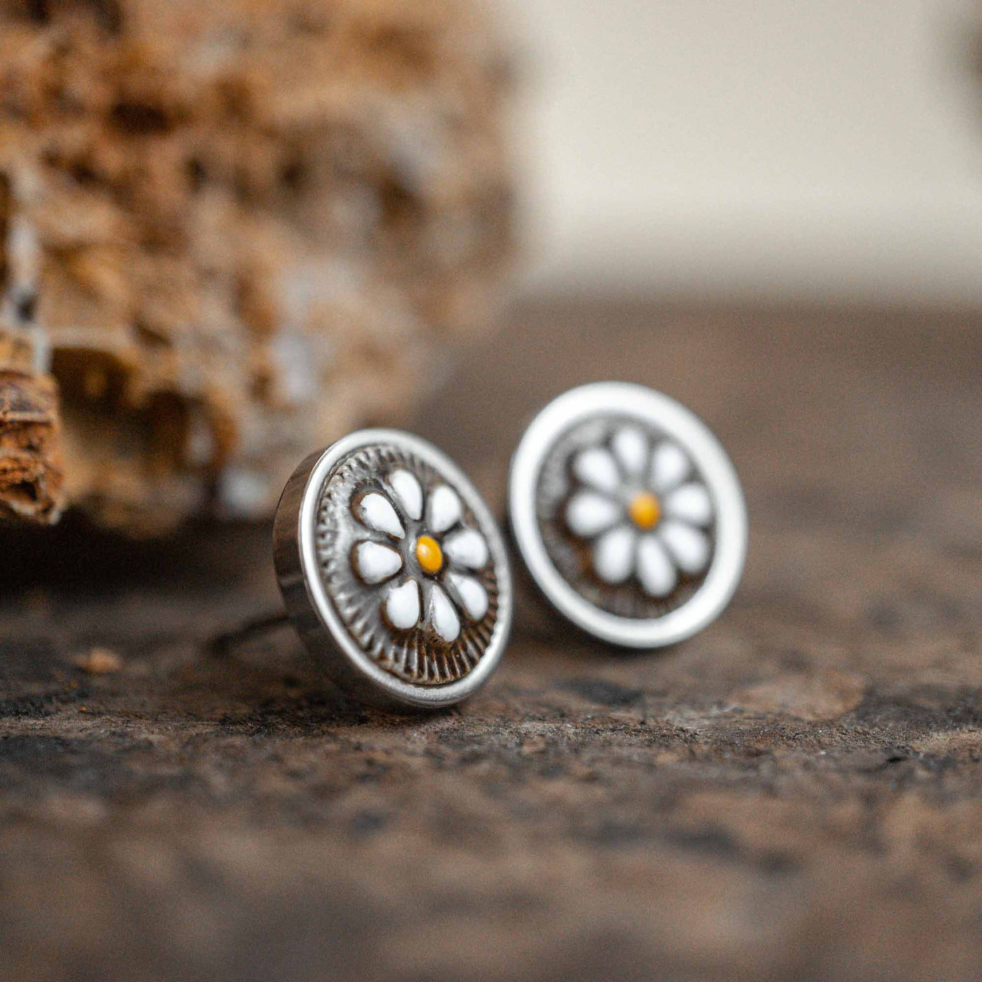 Kleine weiße Gänseblümchen Ohrstecker im Keramik Look