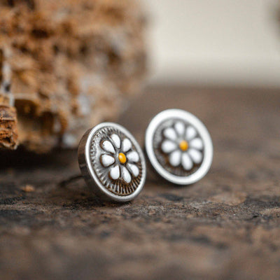 Kleine weiße Gänseblümchen Ohrstecker im Keramik Look
