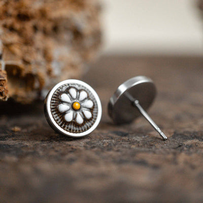 Kleine weiße Gänseblümchen Ohrstecker im Keramik Look