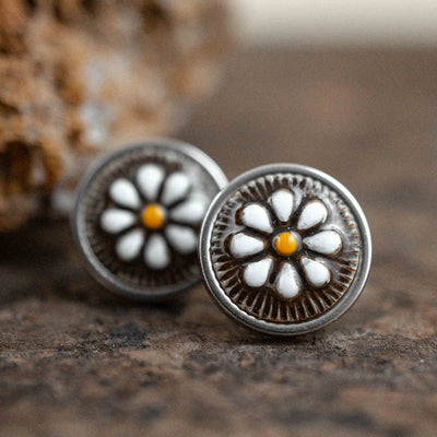 Kleine weiße Gänseblümchen Ohrstecker im Keramik Look