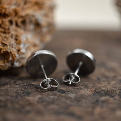 Kleine weiße Gänseblümchen Ohrstecker im Keramik Look
