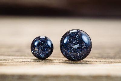 Kleine Mini Ohrstecker •Galaxie• in Schwarz - Lules Piek