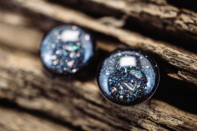 Kleine Mini Ohrstecker •Galaxie• in Schwarz - Lules Piek