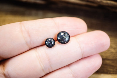 Kleine Mini Ohrstecker •Galaxie• in Schwarz - Lules Piek