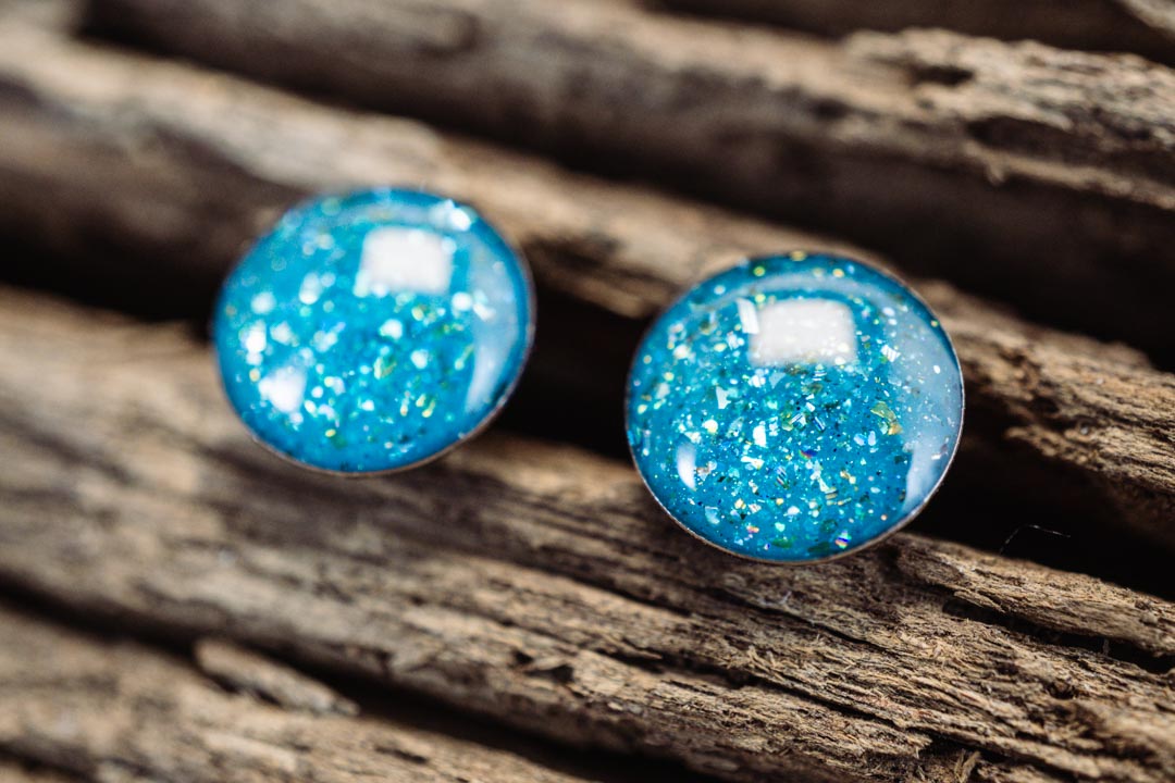 Kleine runde Mini Ohrstecker •Galaxie• in Türkis - Lules Piek