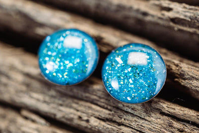Kleine runde Mini Ohrstecker •Galaxie• in Türkis - Lules Piek