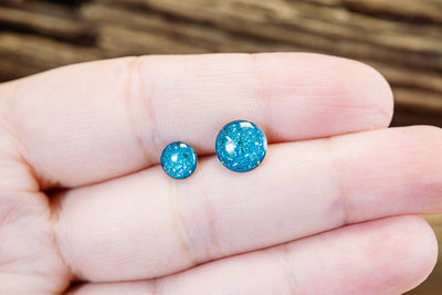 Kleine runde Mini Ohrstecker •Galaxie• in Türkis - Lules Piek