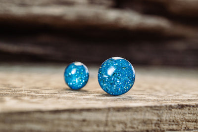 Kleine runde Mini Ohrstecker •Galaxie• in Türkis - Lules Piek