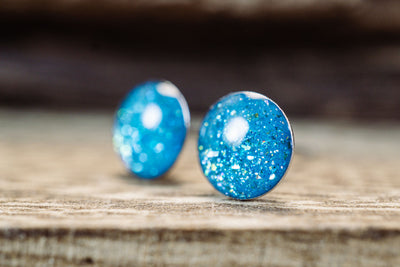Kleine runde Mini Ohrstecker •Galaxie• in Türkis - Lules Piek