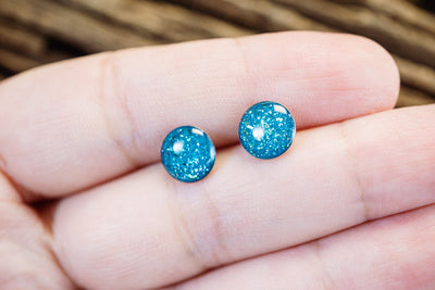 Kleine runde Mini Ohrstecker •Galaxie• in Türkis - Lules Piek
