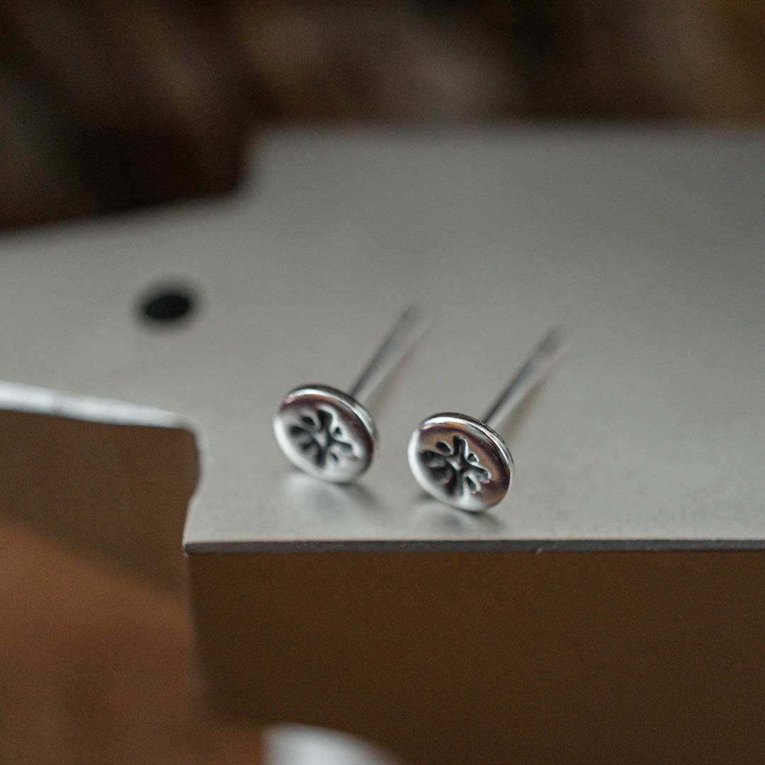 Kleine Mini Ohrstecker funkelnder Morgenstern aus 925 Echtsilber - Lules Piek