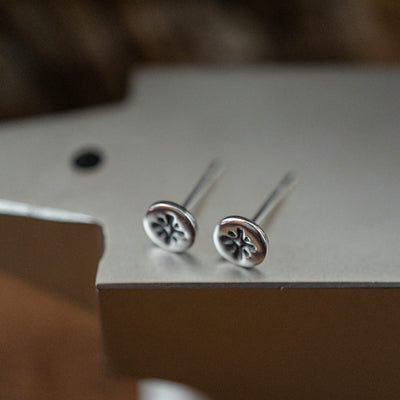 Kleine Mini Ohrstecker funkelnder Morgenstern aus 925 Echtsilber - Lules Piek