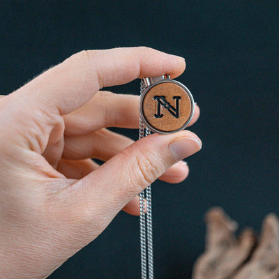 Kette aus Leder mit deinem Buchstabe - Antikbraun