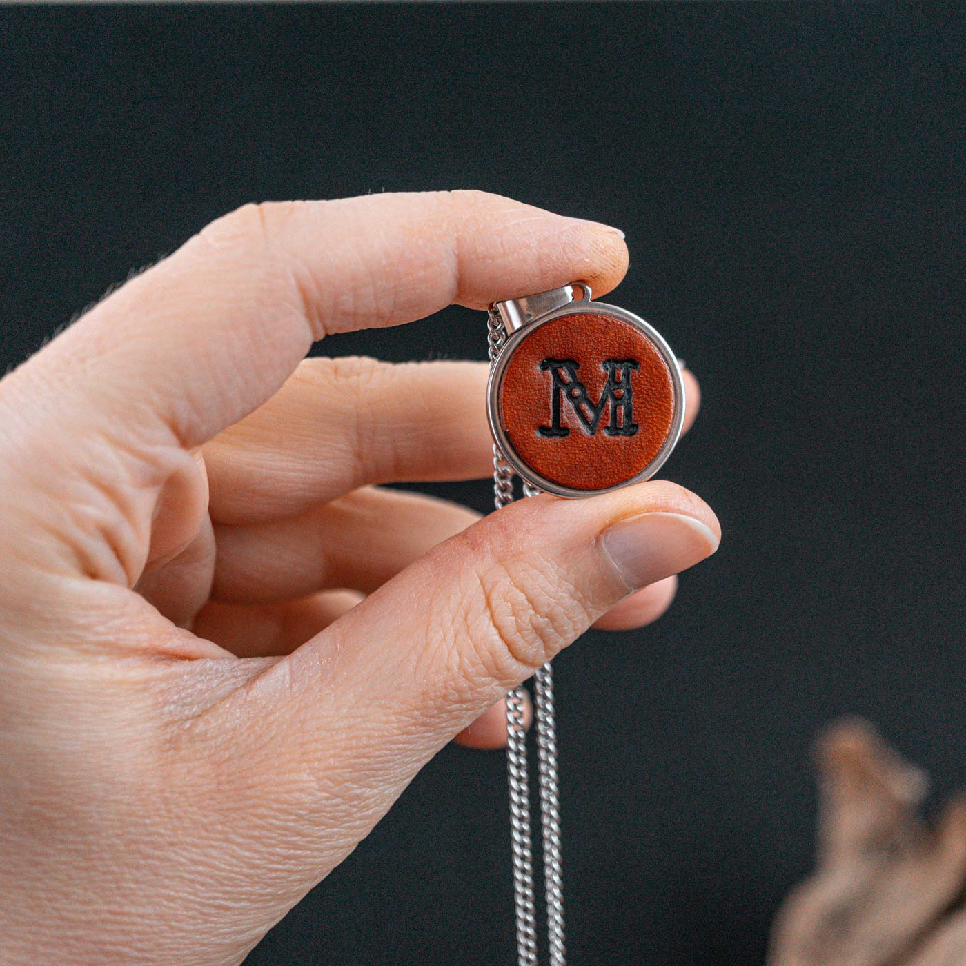 Kette aus Leder mit deinem Buchstabe - Mahagoni