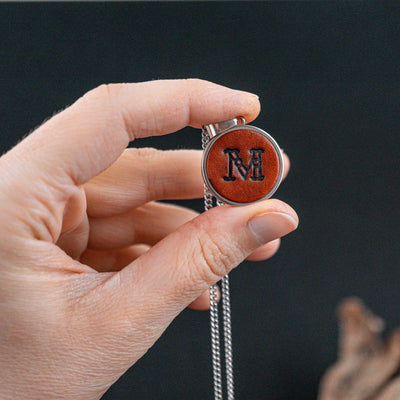 Kette aus Leder mit deinem Buchstabe - Mahagoni