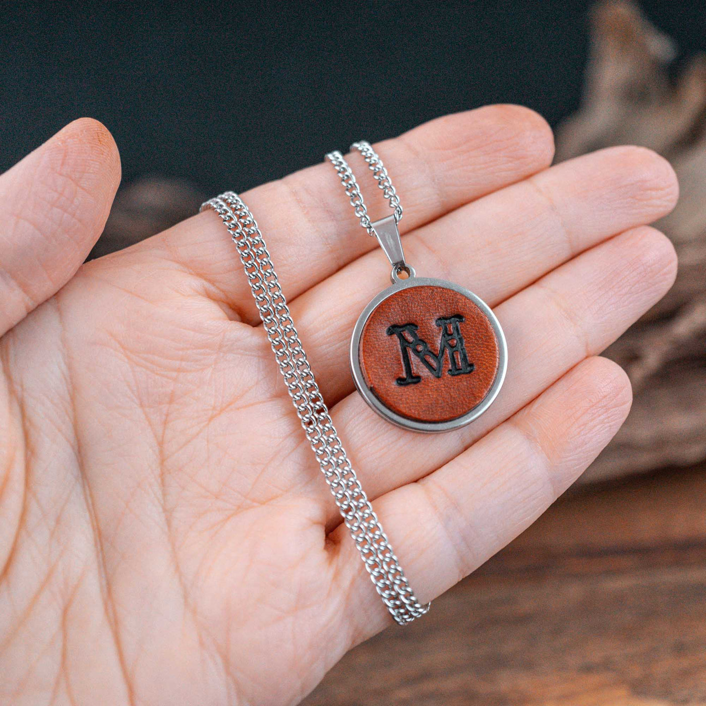 Kette aus Leder mit deinem Buchstabe - Mahagoni