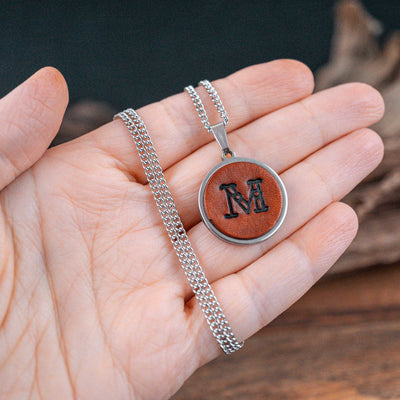 Kette aus Leder mit deinem Buchstabe - Mahagoni