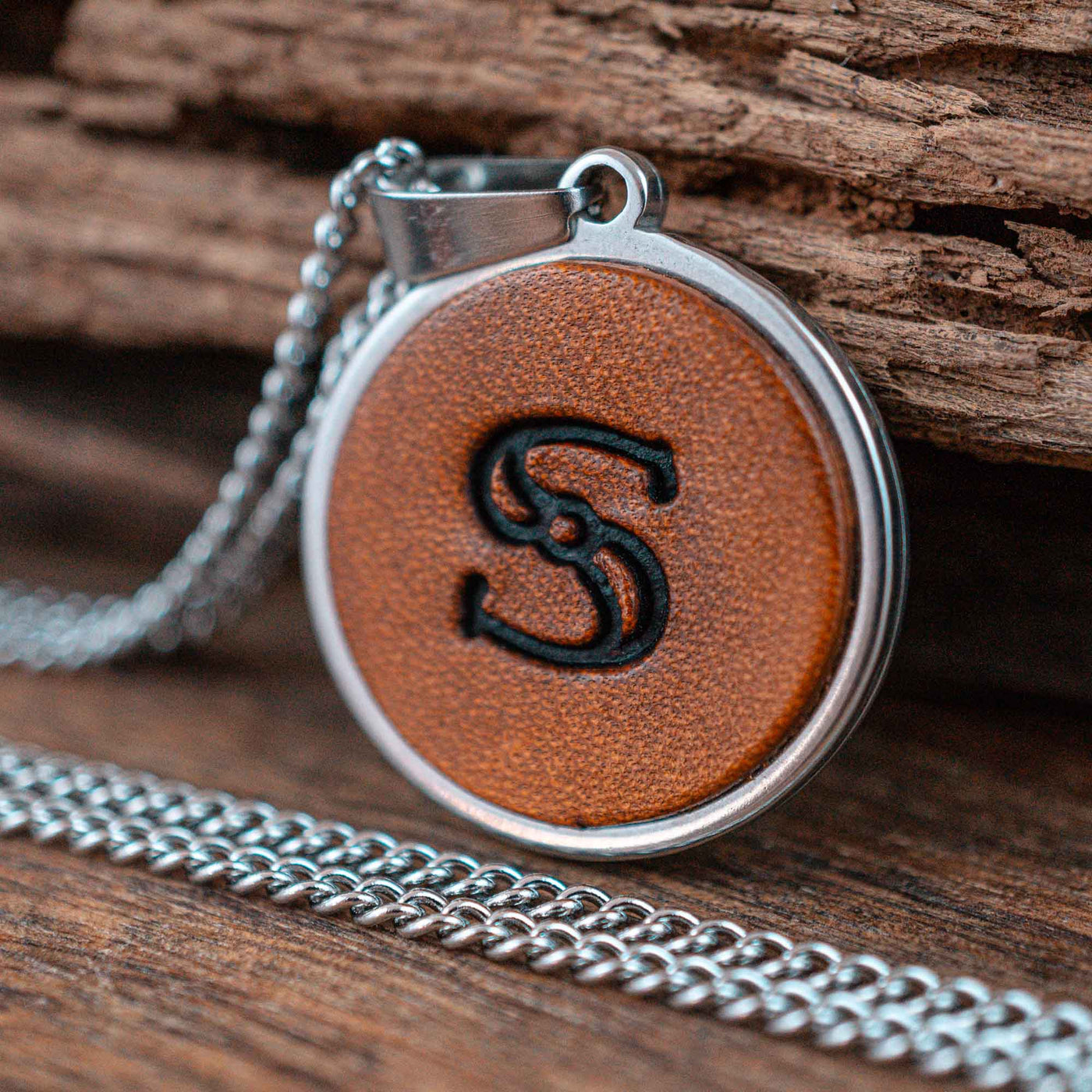 Kette aus Leder mit deinem Buchstabe - Mahagoni