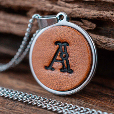 Kette aus Leder mit deinem Buchstabe - Antikbraun