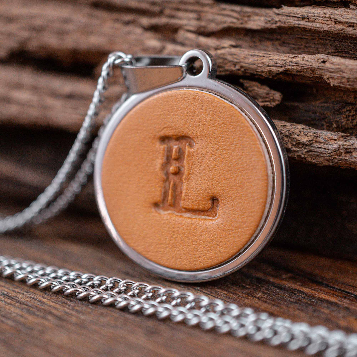 Kette aus Leder mit deinem Buchstabe - Antikbraun