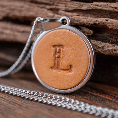 Kette aus Leder mit deinem Buchstabe - Antikbraun