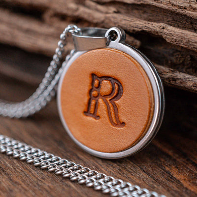Kette aus Leder mit deinem Buchstabe - Mahagoni