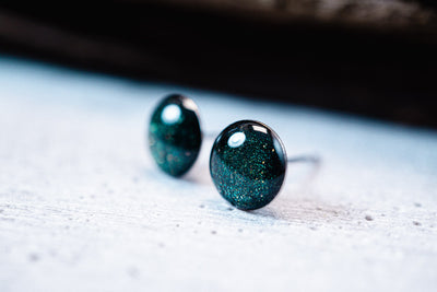 Mini Ohrstecker •Galaxie• in Smaragd mit Edelstahl - Lules Piek