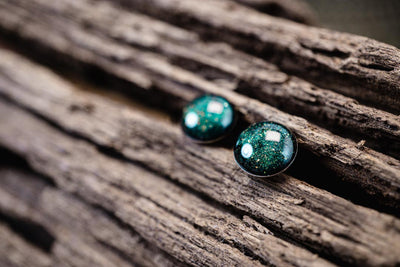 Mini Ohrstecker •Galaxie• in Smaragd mit Edelstahl - Lules Piek
